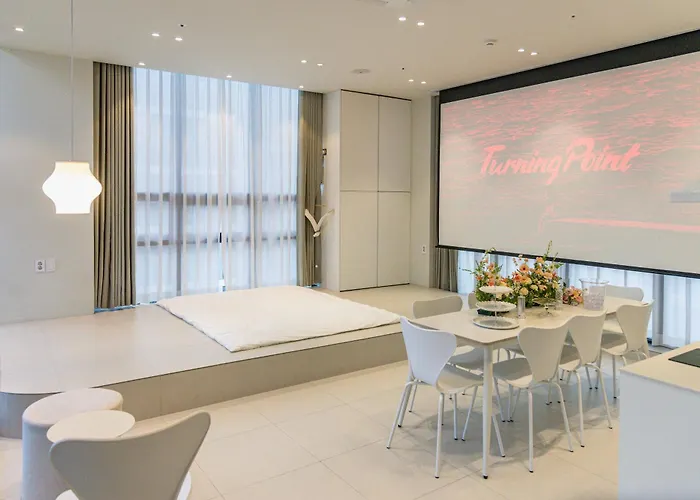 Theoda Gwangalli 3 Minutes, 150-inch Beam Projector *