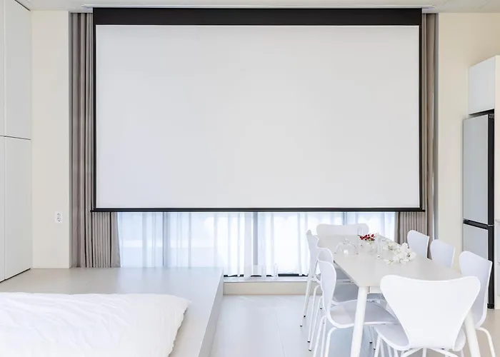 Theoda Gwangalli 3 Minutes, 150-inch Beam Projector *